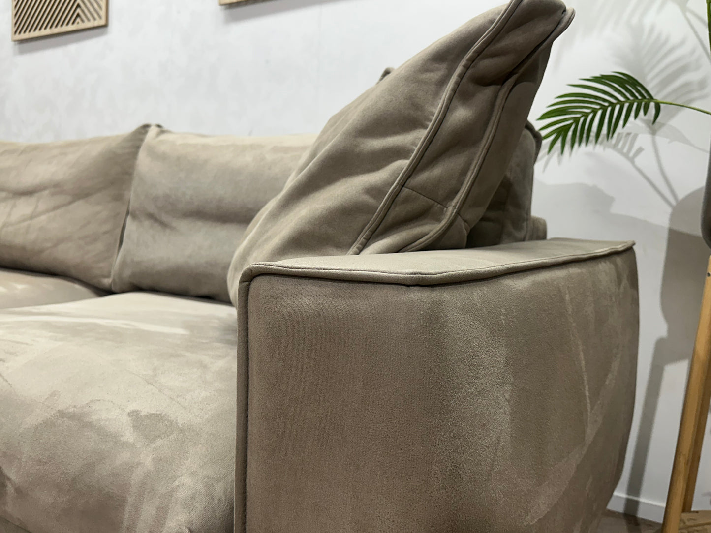 Taupe Velvet Hoekbank ~ Losse Kussens Met Afneembare Hoezen