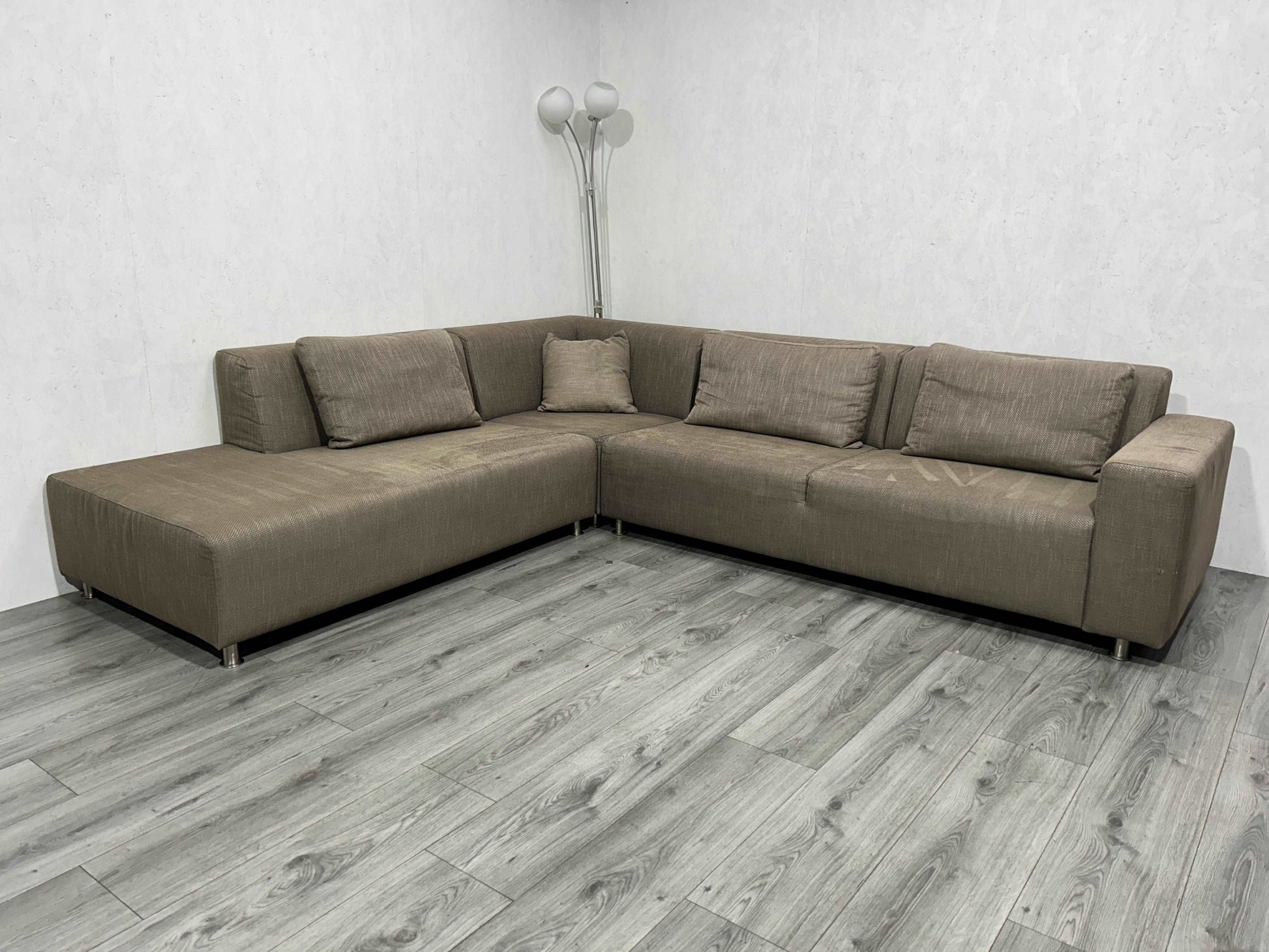 Taupe Hoekbank ~ Vaste Kussens