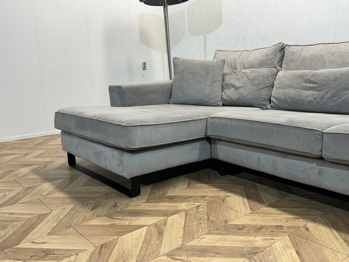 Licht Grijze Velvet Hoekbank ~ Losse Kussens Met Afneembare Hoezen