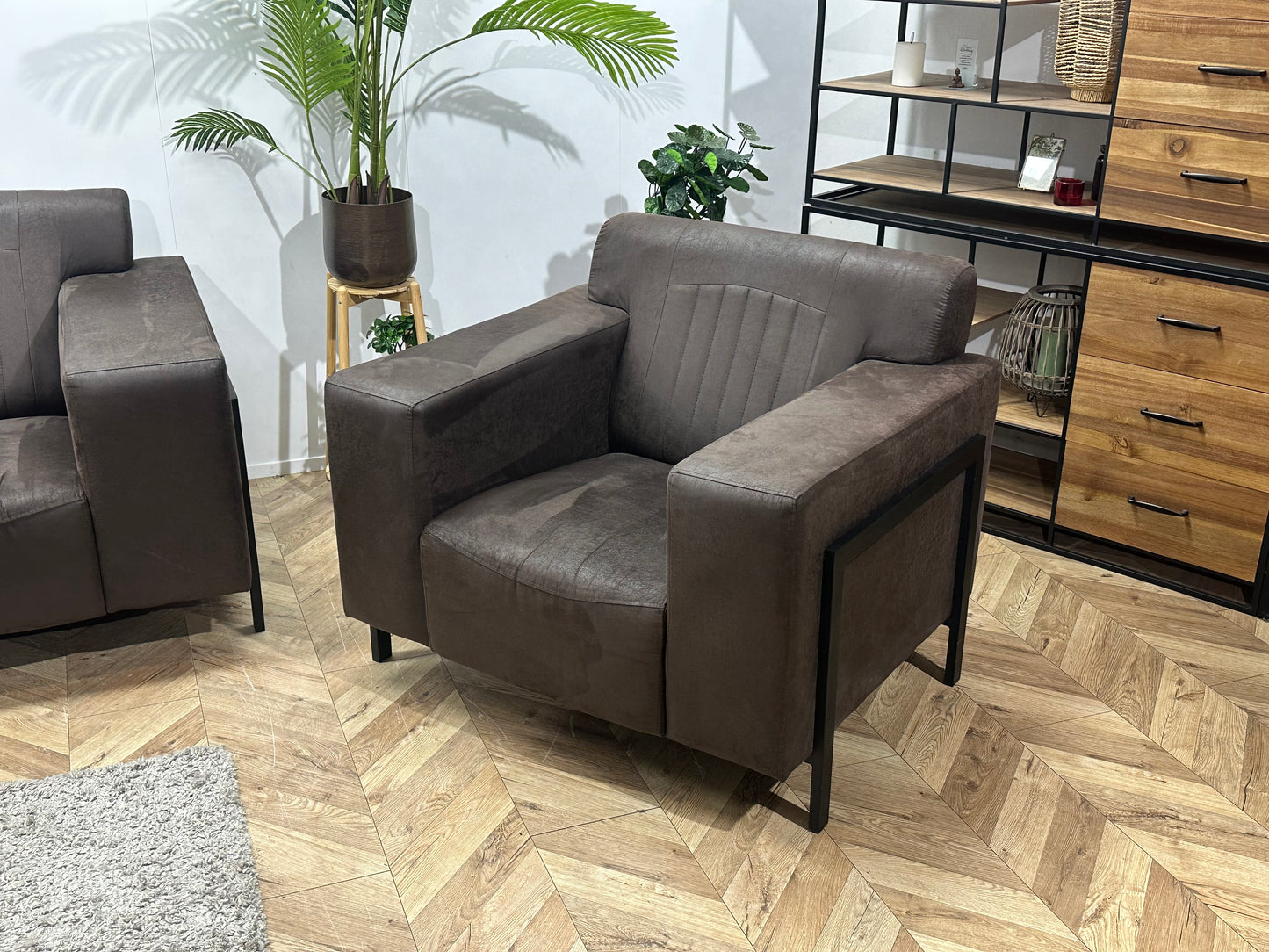 Bruine Suède Stoffen Banken Set Inc Fauteuil ~ Vaste Kussens