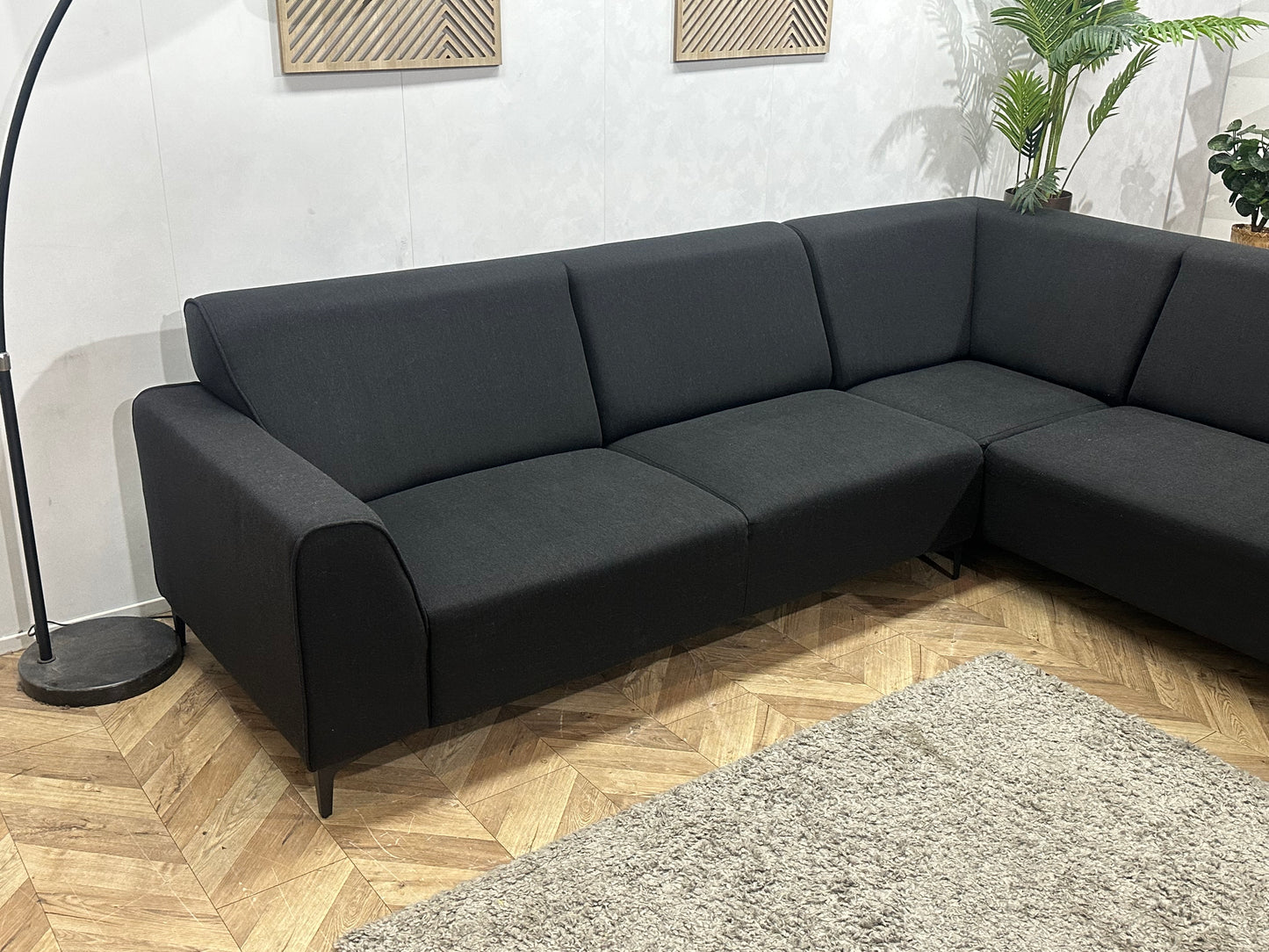 Zwarte Hoekbank ~ Vaste Kussens