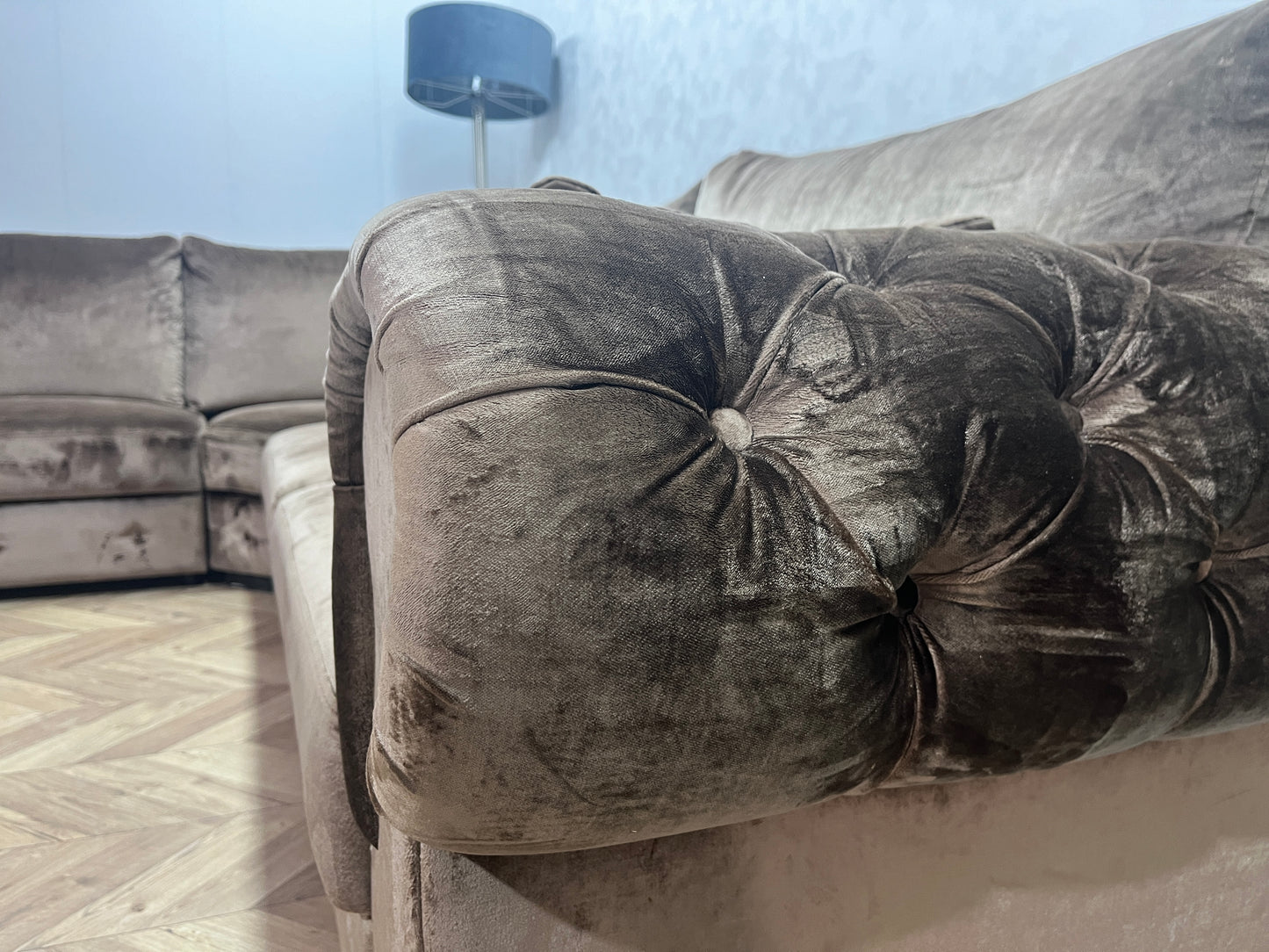 Bruine Velvet Eric Kuster Hoekbank ~ gecaptionneerd