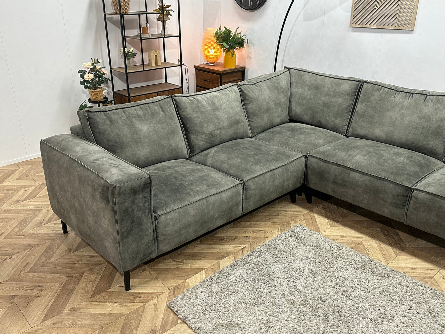 Grijze Velvet Hoekbank ~ Losse Rugkussens Met Afneembare Hoezen
