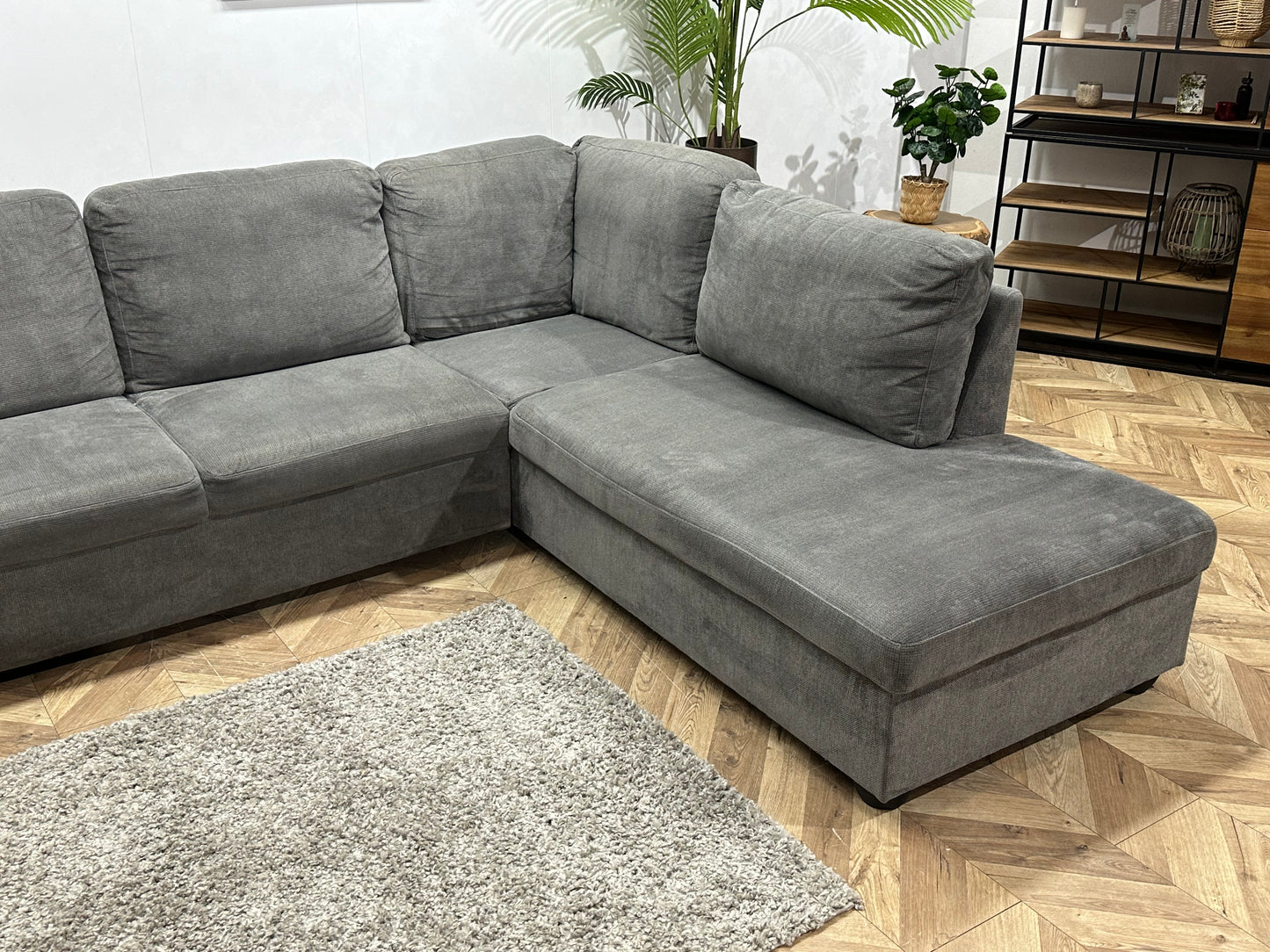 Grijze Suède Stoffen Hoekbank ~ Losse Rugkussens Met Afneembare Hoezen