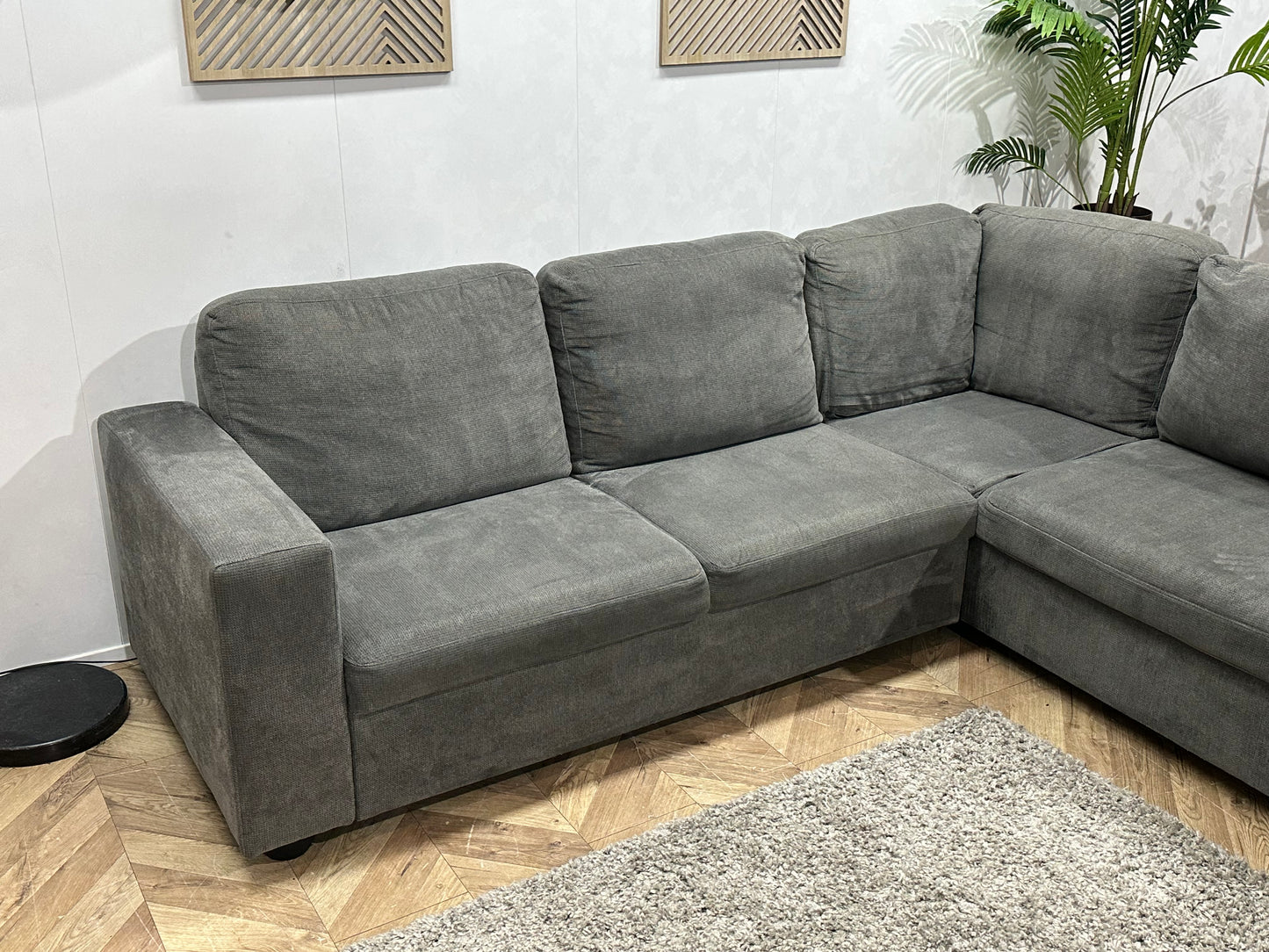 Grijze Suède Stoffen Hoekbank ~ Losse Rugkussens Met Afneembare Hoezen