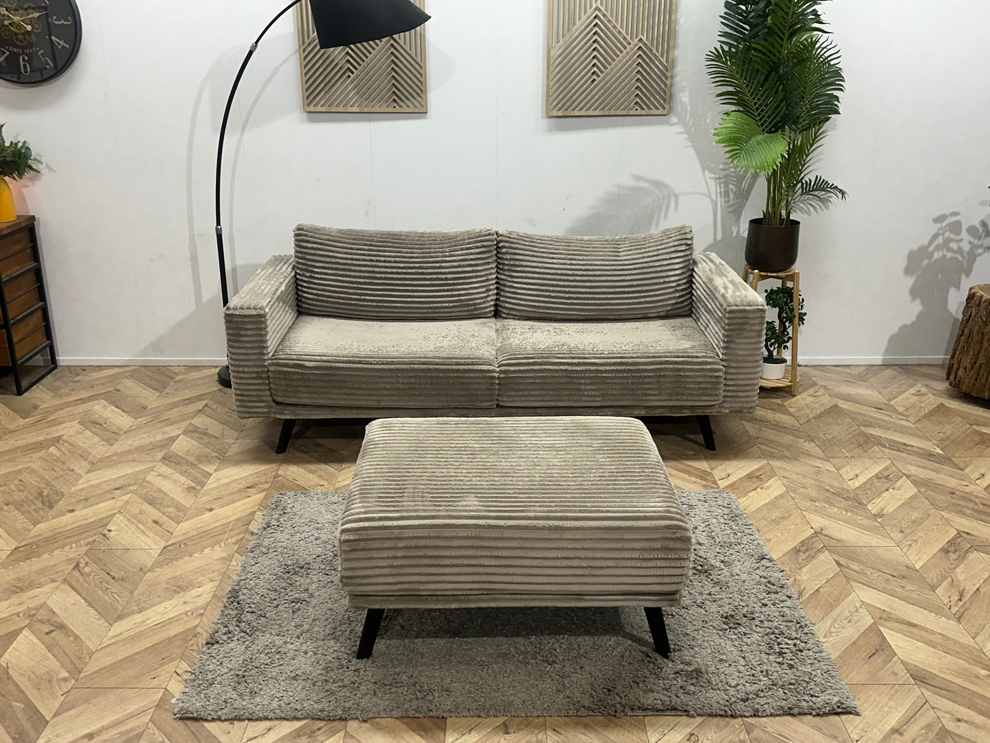 Grijze Ribstof 2.5-Zits Bank Inc Hocker ~ Losse Kussens Met Afneembare Hoezen