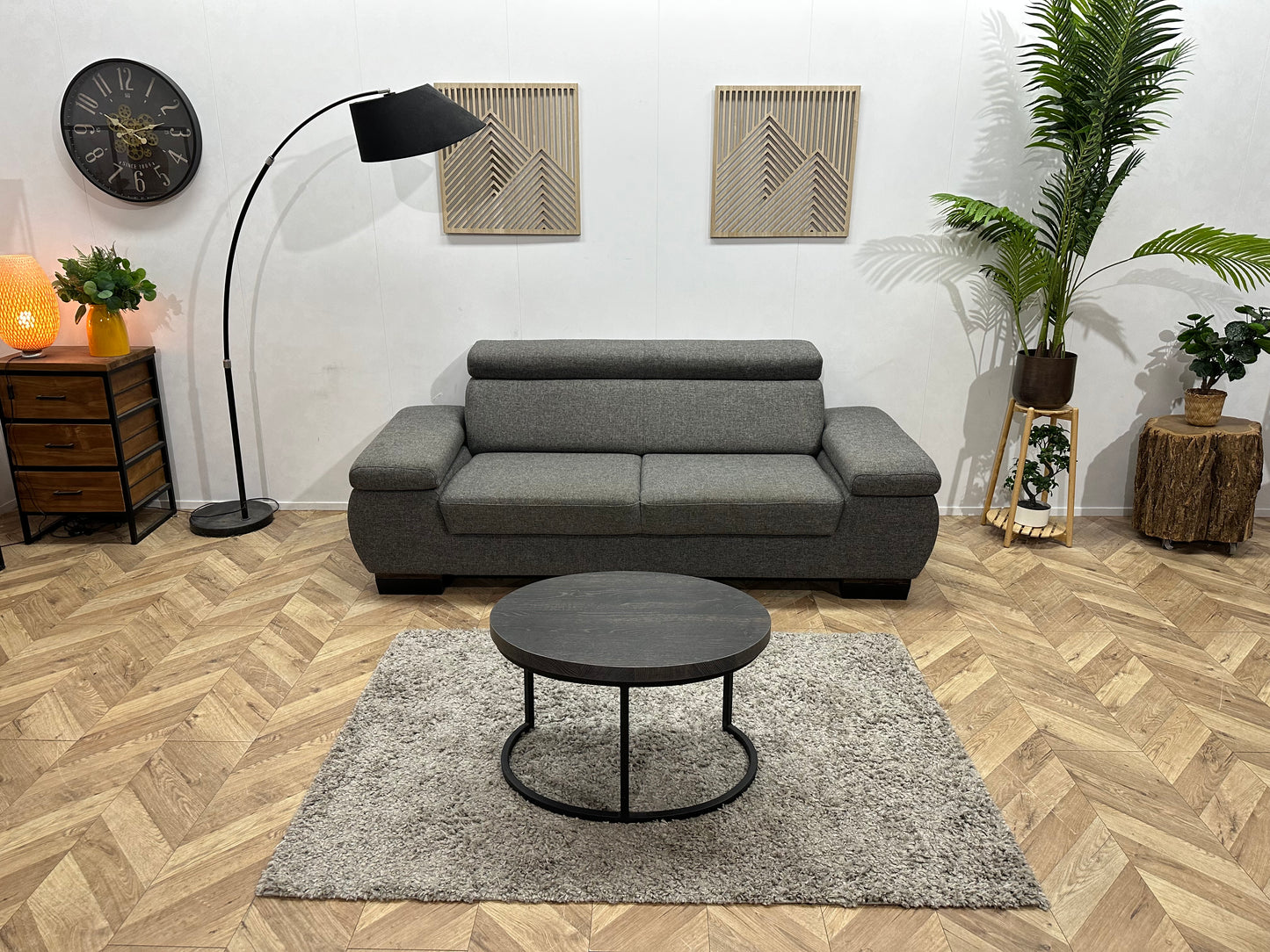 Grijze 2.5-Zits Bank ~ Vaste Kussens Met Verstelbare Arm/Hoofdleuningen