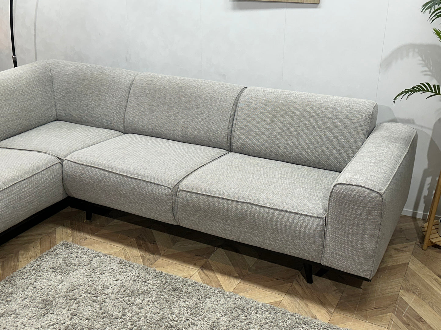 Licht Grijze Hoekbank ~ Vaste Kussens