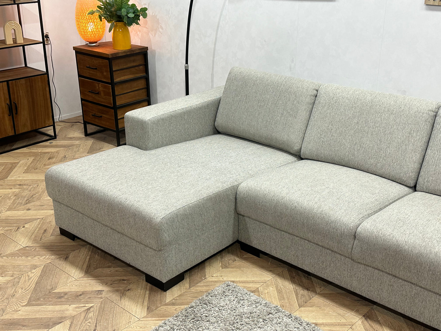 Licht Grijze Hoekbank ~ Losse Rugkussens Met Afneembare Hoezen