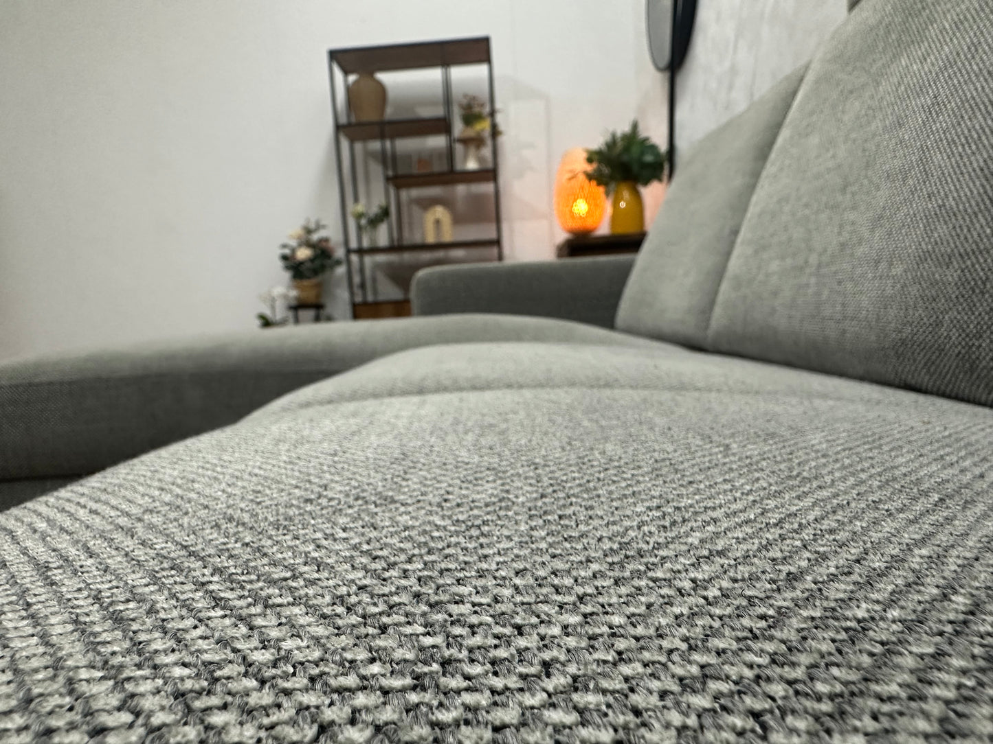 Licht Grijze Suede Stoffen Hoekbank ~ Losse Rugkussens Met Afneembare Hoezen