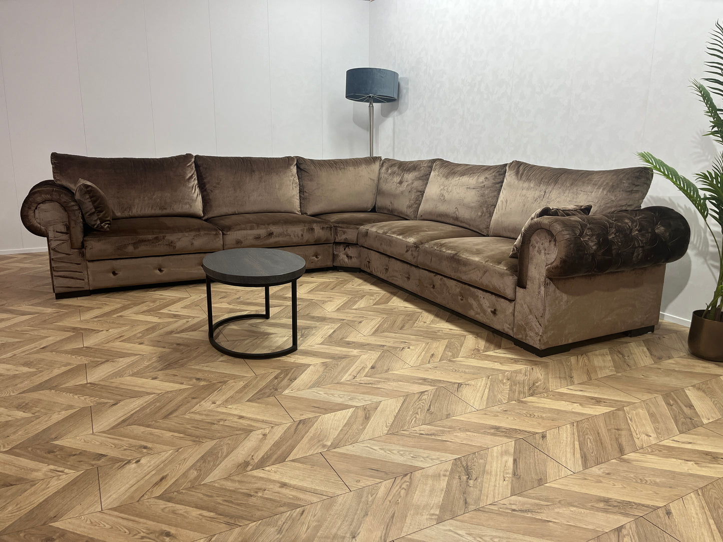 Bruine Velvet Eric Kuster Hoekbank ~ gecaptionneerd