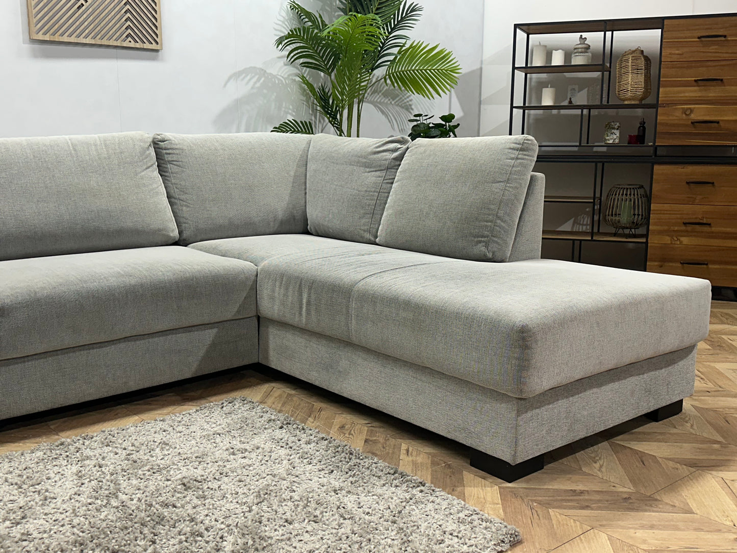 Licht Grijze Suède Stoffen Hoekbank ~ Losse Rugkussens Met Afneembare Hoezen