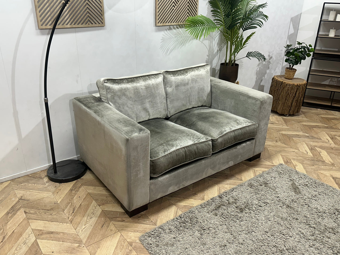 Licht Grijze Velvet 2-Zits Bank ~ Losse Kussens Met Afneembare Hoezen