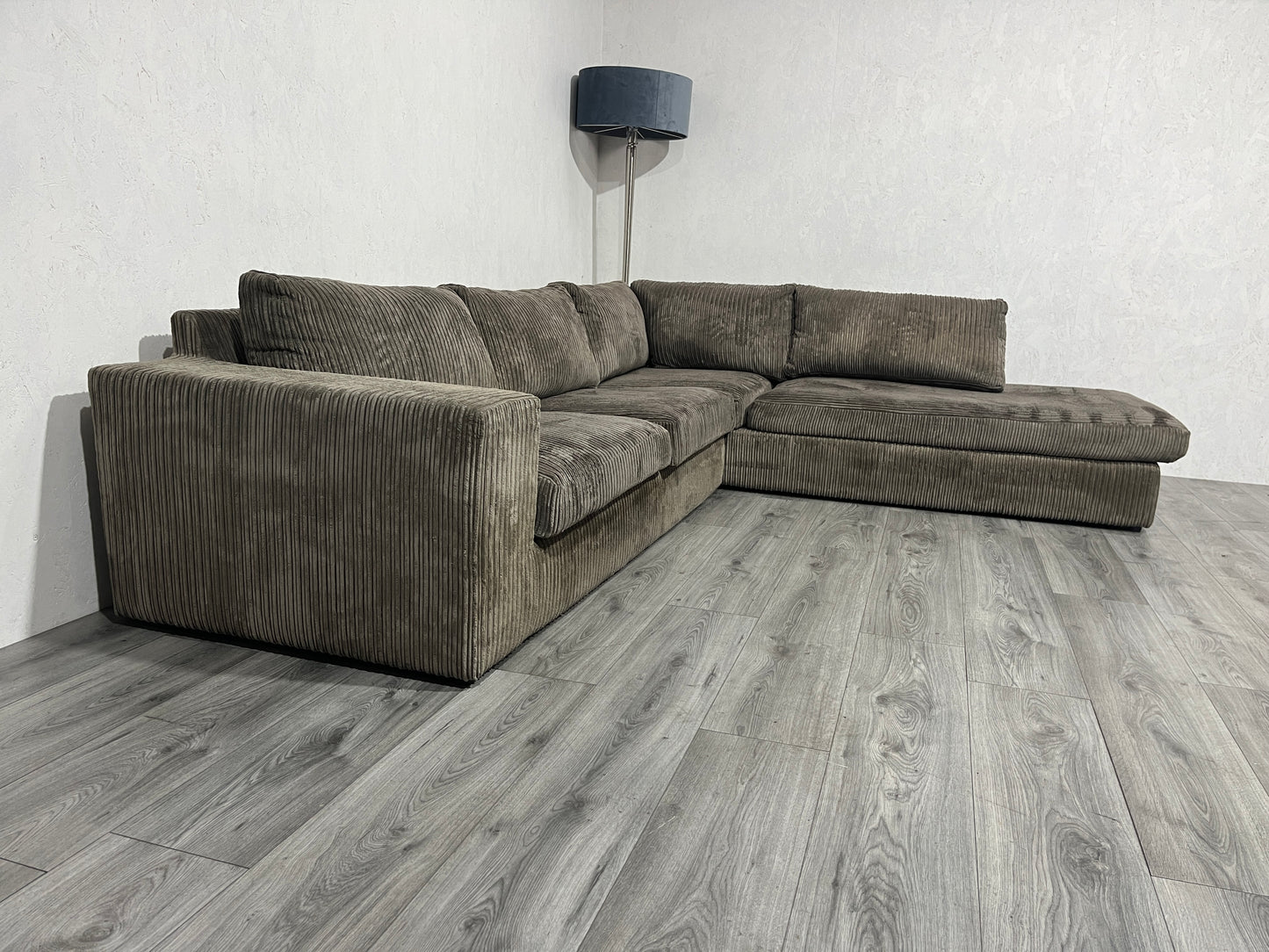 Ruime Taupe Ribstof Hoekbank