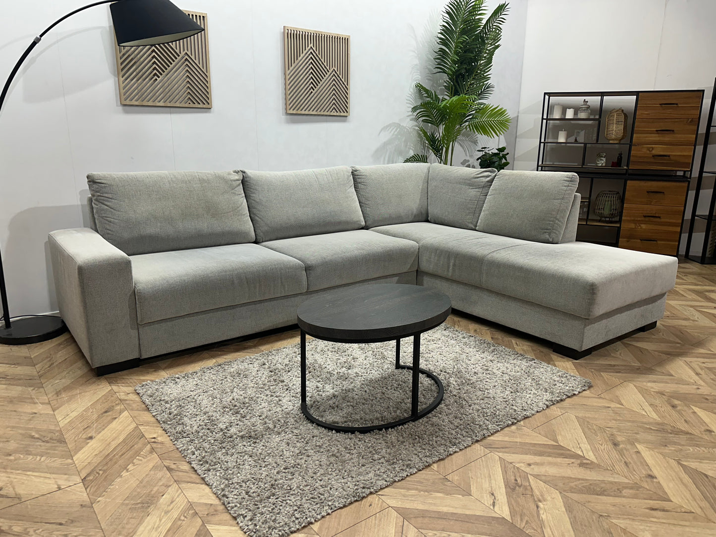 Licht Grijze Suède Stoffen Hoekbank ~ Losse Rugkussens Met Afneembare Hoezen