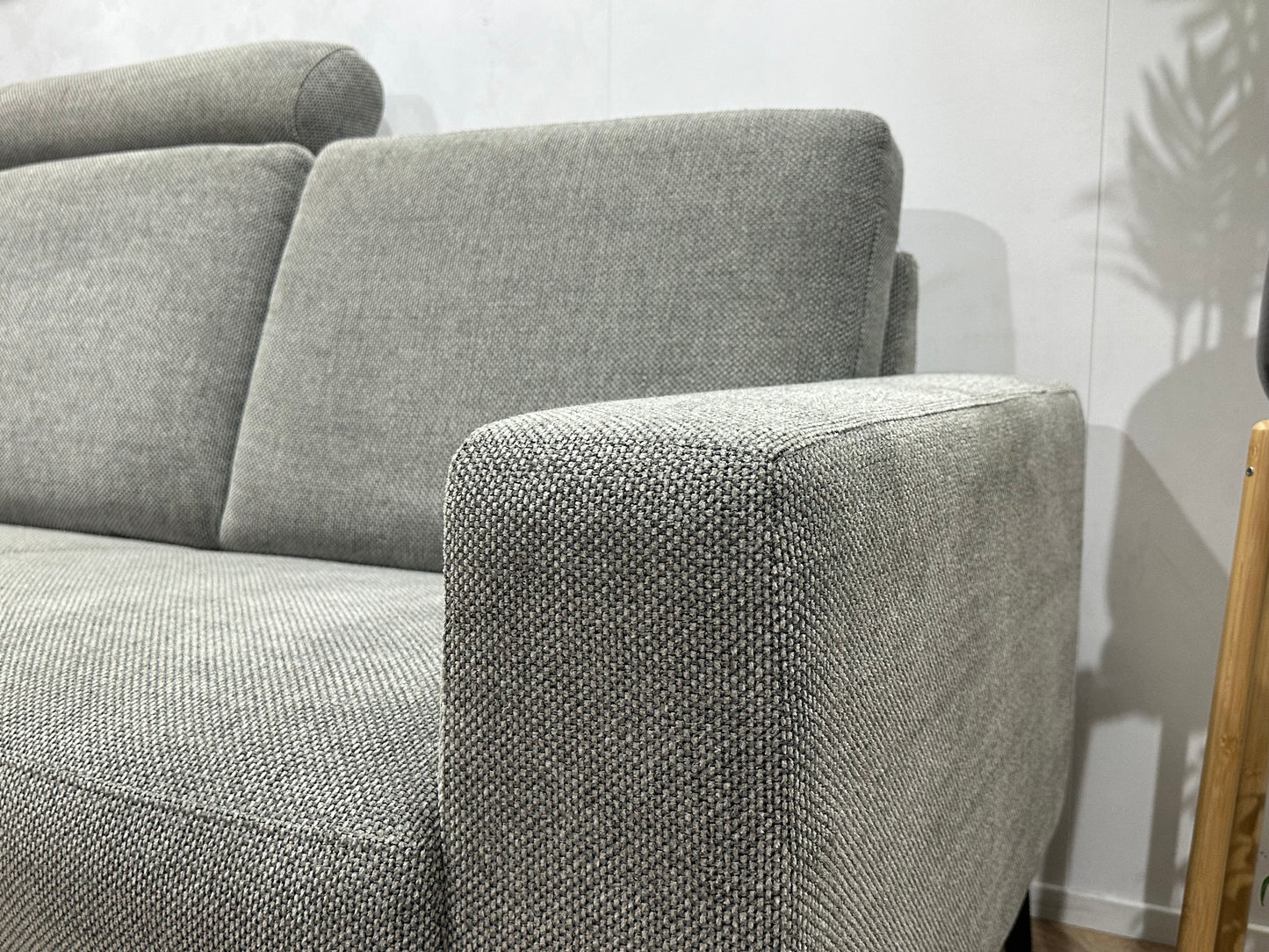 Licht Grijze Suede Stoffen Hoekbank ~ Losse Rugkussens Met Afneembare Hoezen
