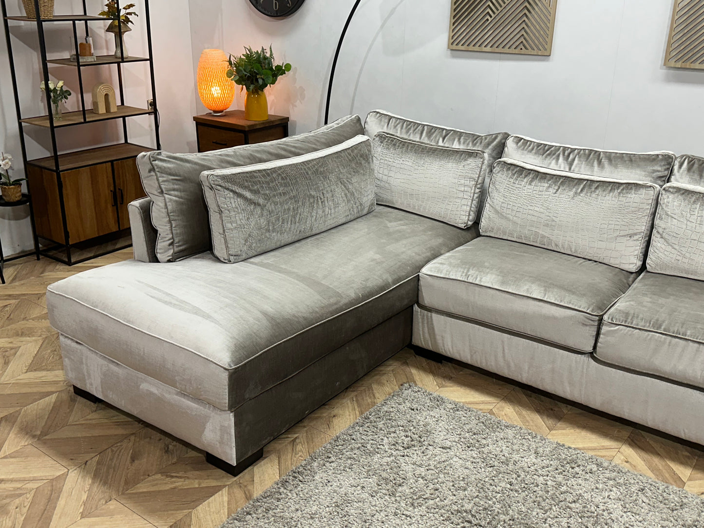 Licht Grijze Velvet Hoekbank ~ Losse Kussens Met Afneembare Hoezen