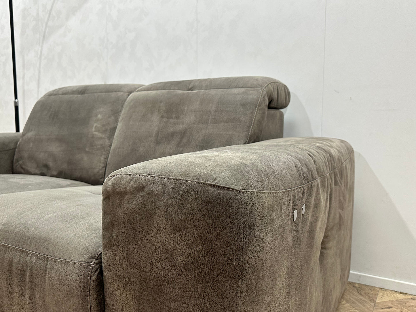 Bruin/Grijze Suède Stoffen 2-Zits Bank ~ Relaxfunctie ~ Verstelbare Hoofdsteunen