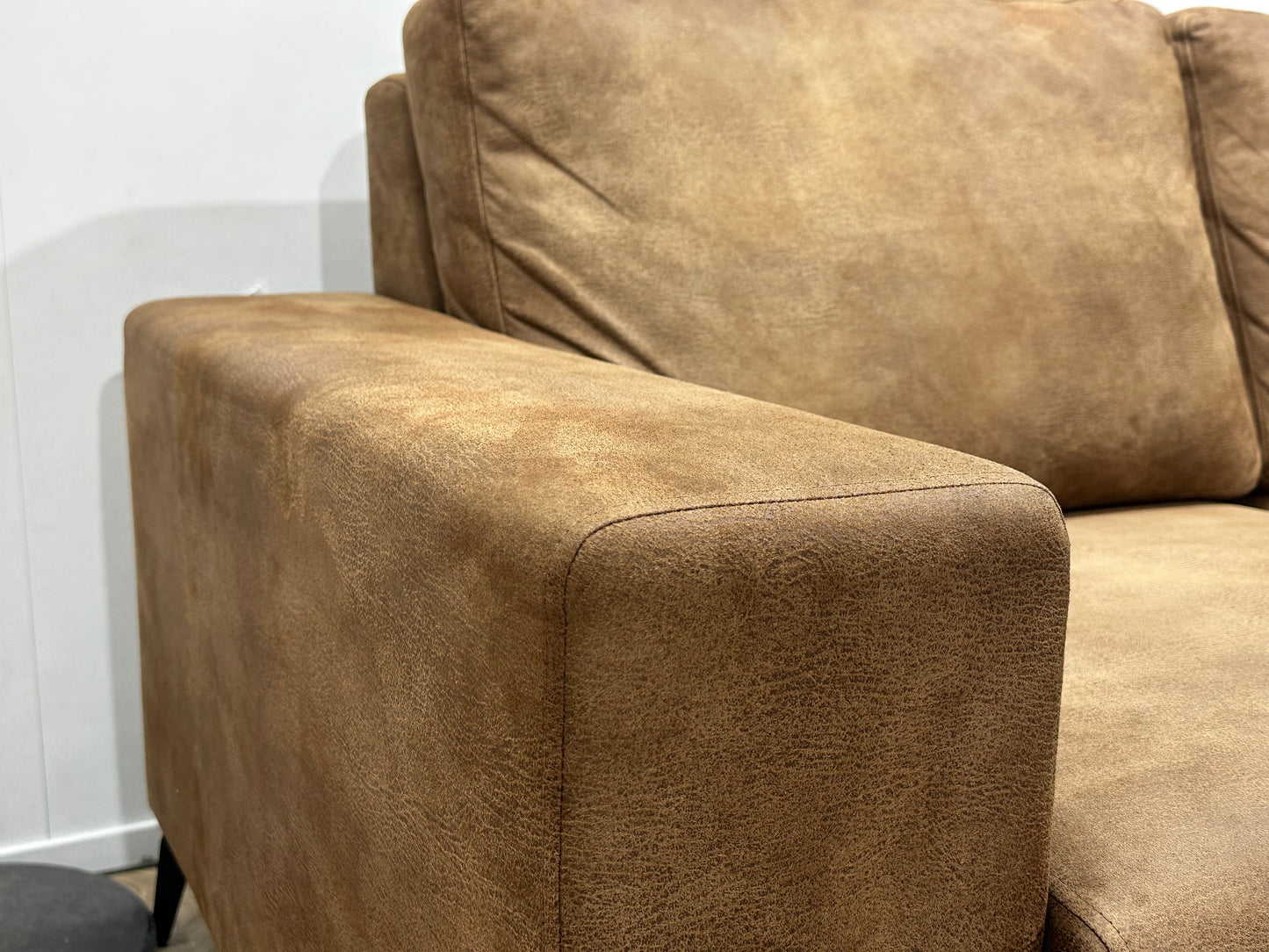 Cognac Bruine Suède Stoffen Hoekbank ~ Losse Rugkussens Met Afneembare Hoezen