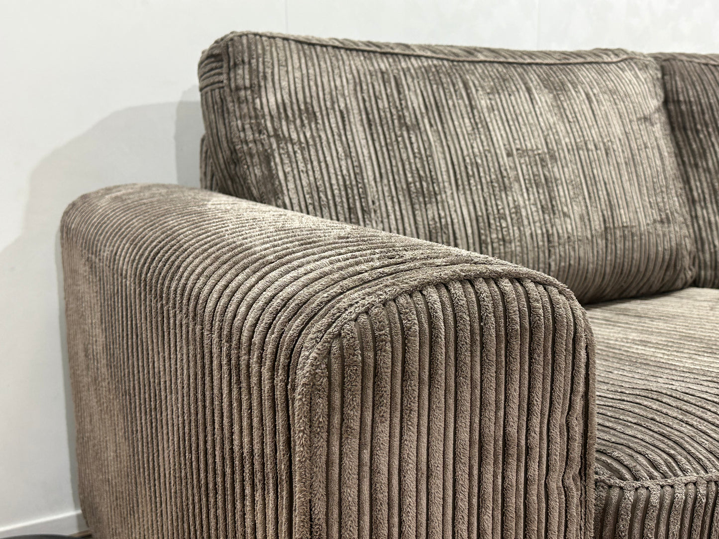 Taupe Ribstof Hoekbank ~ Losse Kussens Met Afneembare Hoezen