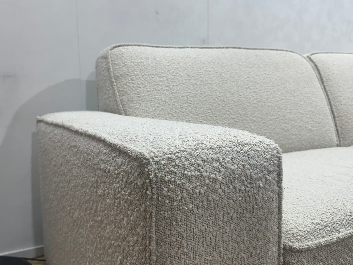 Witte Bouclé Stoffen Hoekbank ~ Vaste Kussens