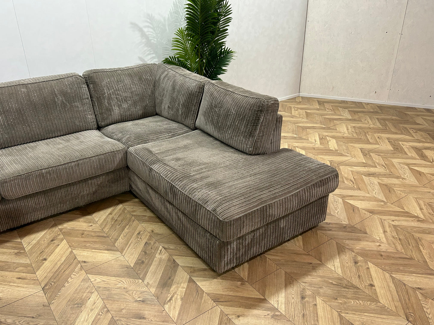 Taupe Ribstof Hoekbank ~ Losse Kussens Met Afneembare Hoezen