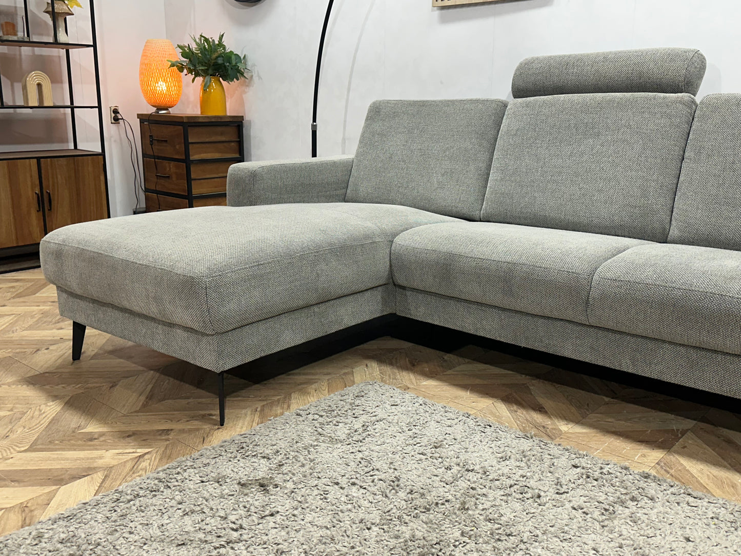 Licht Grijze Suede Stoffen Hoekbank ~ Losse Rugkussens Met Afneembare Hoezen