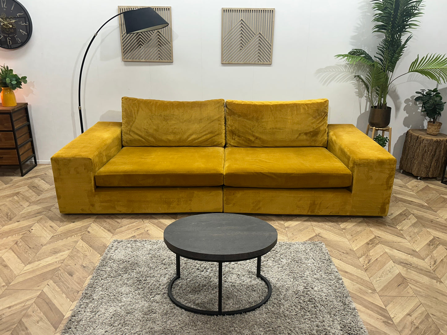 (1) Gele Velvet Rechte Bank ~ Losse Kussens Met Afneembare Hoezen