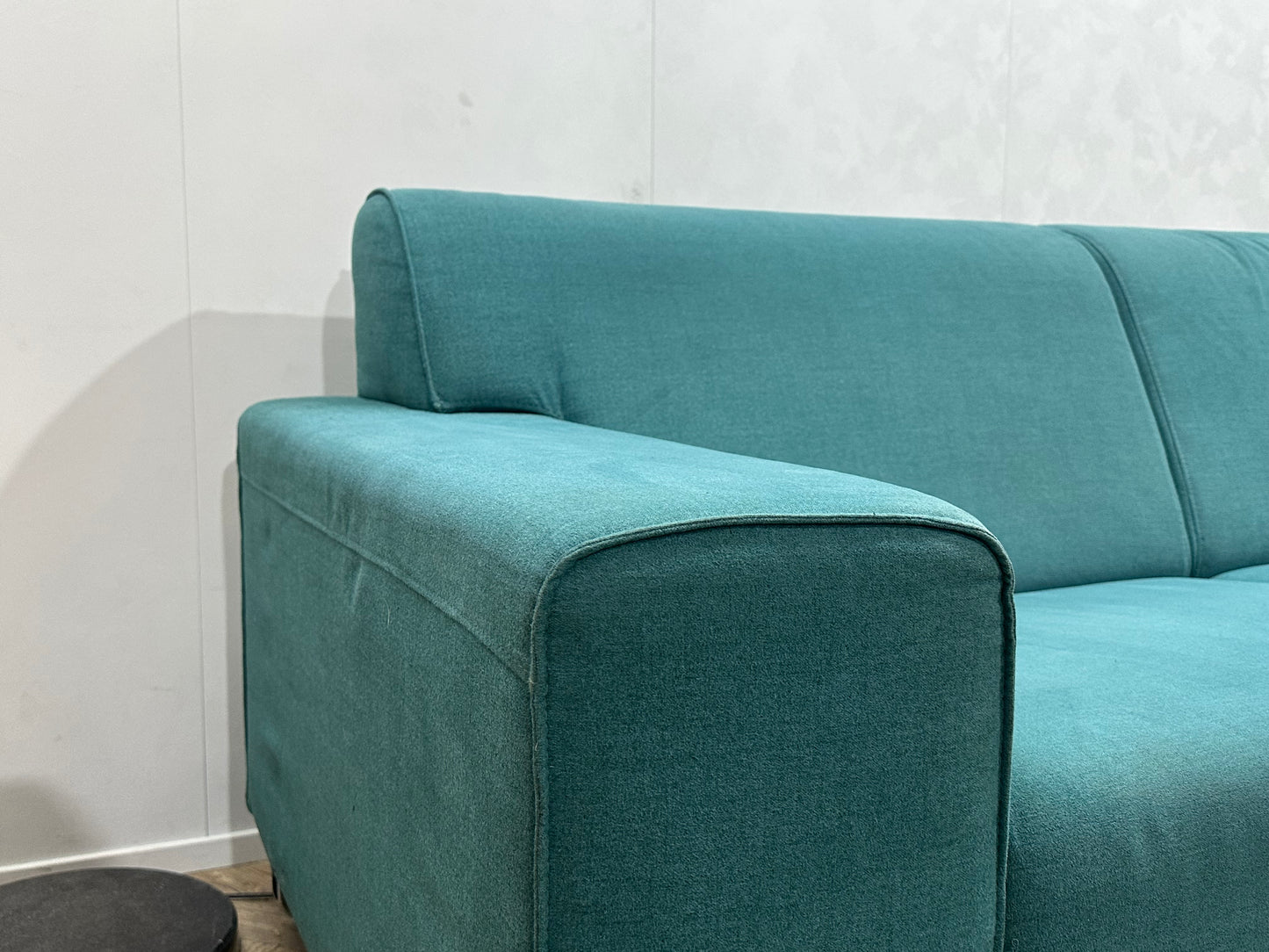 Licht Blauwe Suède Stoffen Hoekbank ~ Vaste Kussens