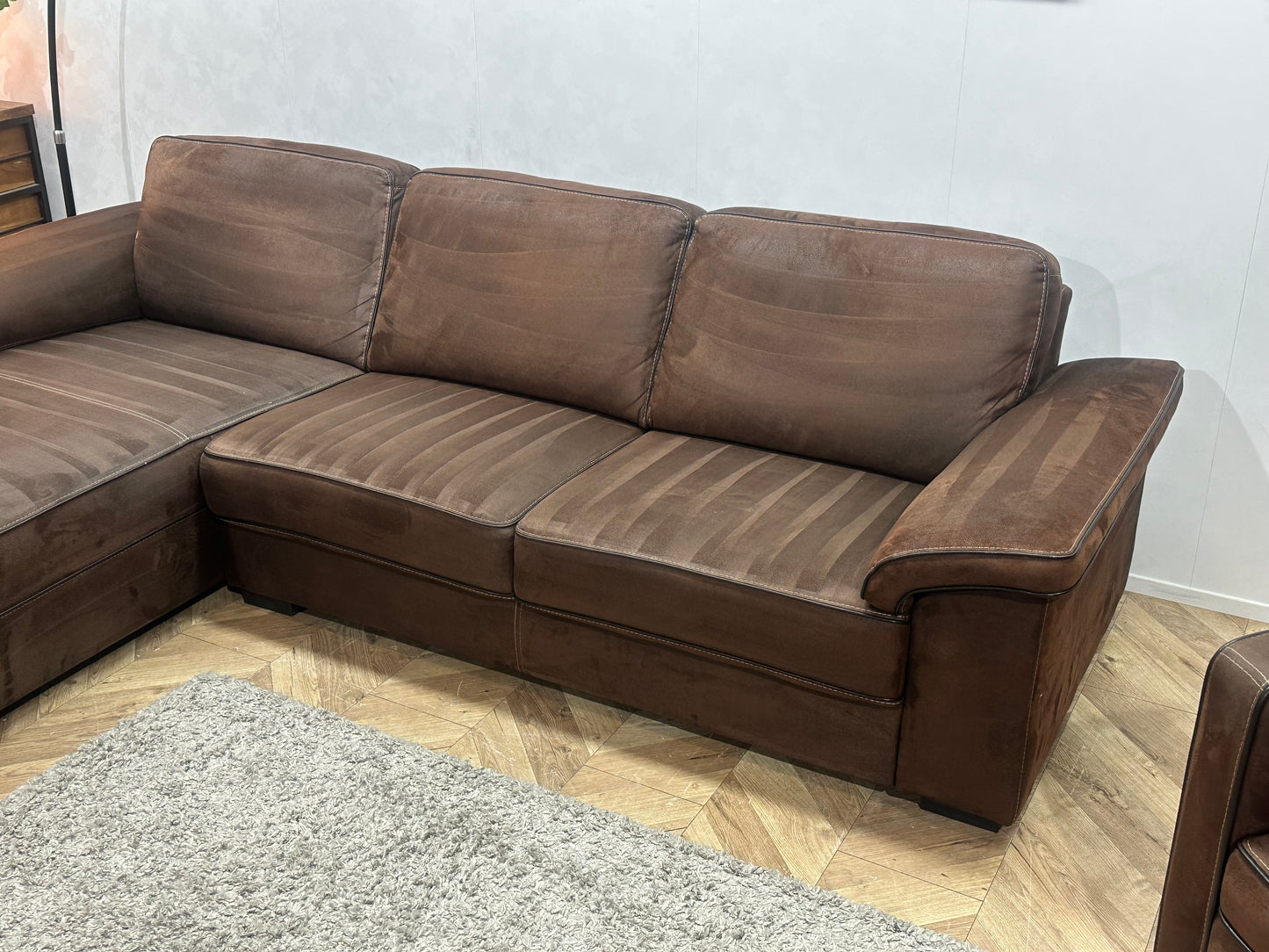 Bruine Suède Stoffen Banken Set Inc Hocker ~ Vaste Kussens