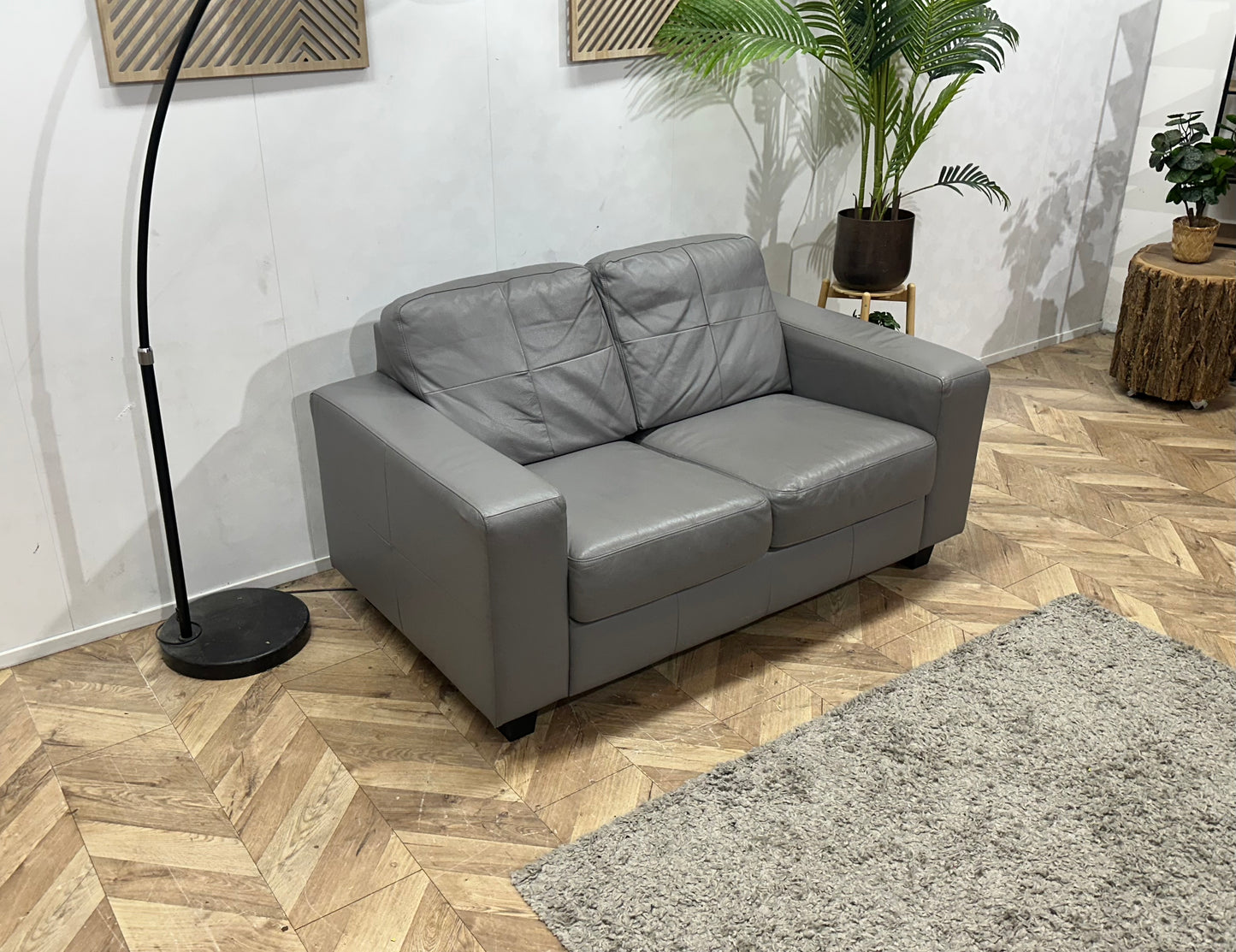Grijze Leather Look 2-Zits Bank ~ Vaste Kussens