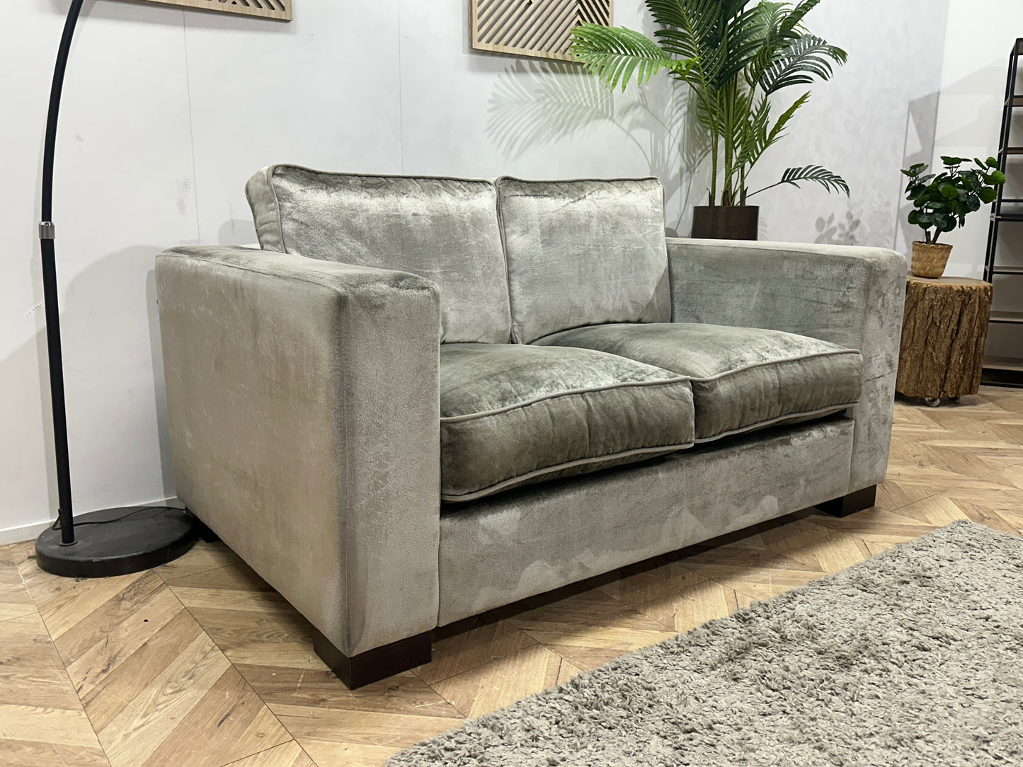 Licht Grijze Velvet 2-Zits Bank ~ Losse Kussens Met Afneembare Hoezen