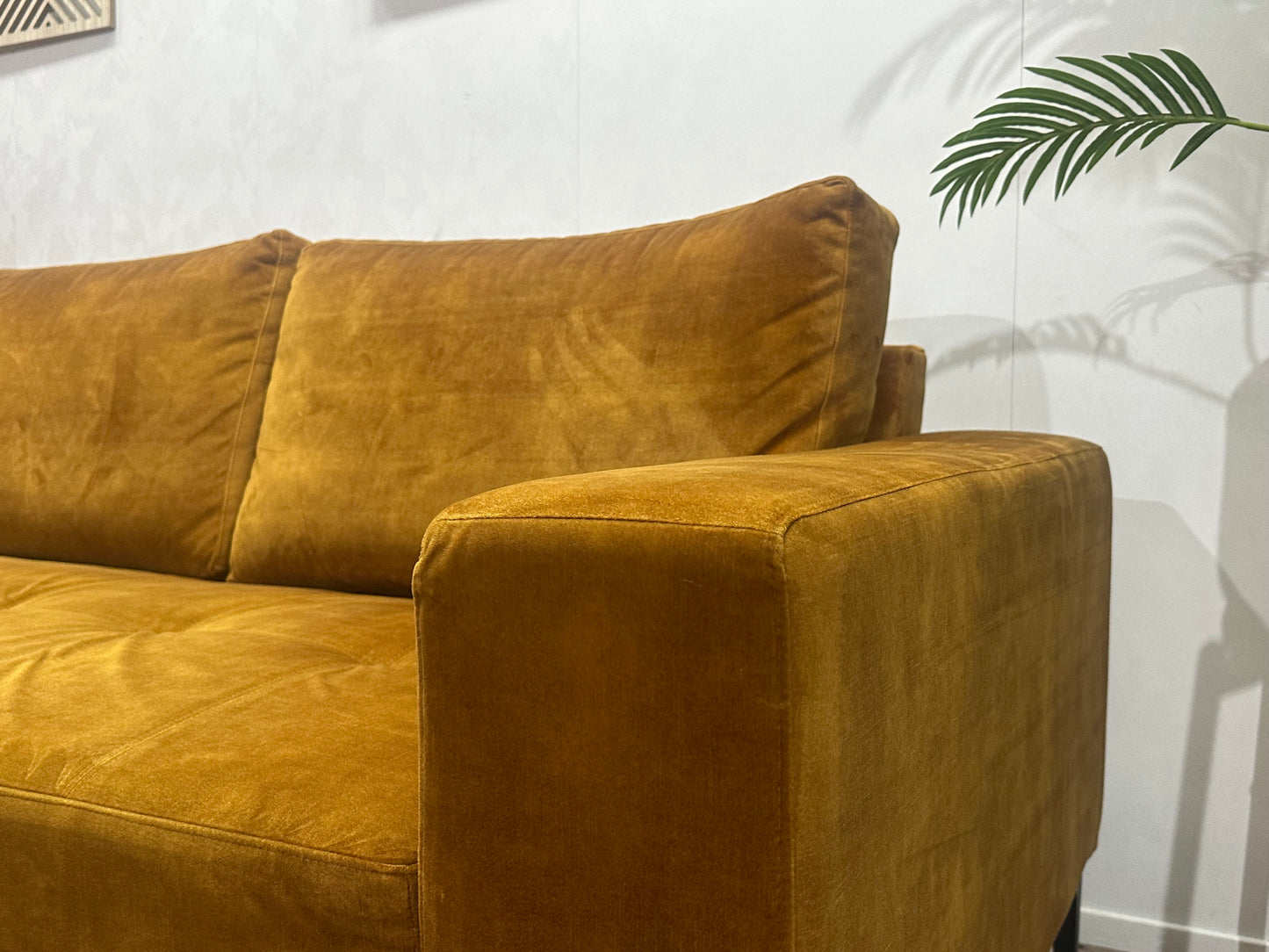 Oker Gele Velvet Hoekbank ~ Losse Rugkussens Met Afneembare Hoezen