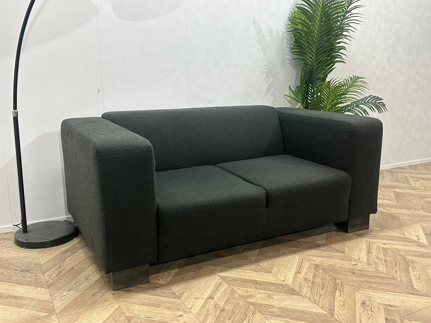 Antraciet 2-Zits Bank ~ Vaste Kussens