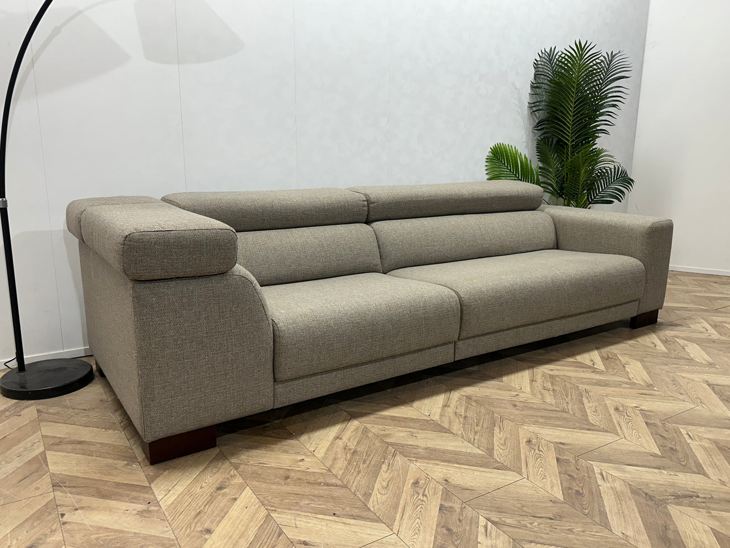 Goossens Licht Grijze 3-Zits Bank ~ Verstelbare Hoofdsteunen