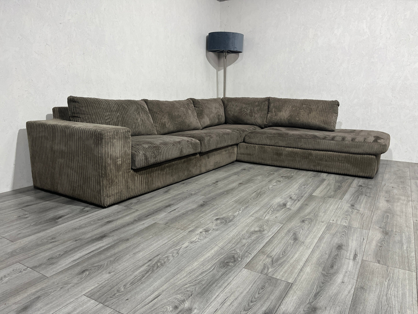 Ruime Taupe Ribstof Hoekbank