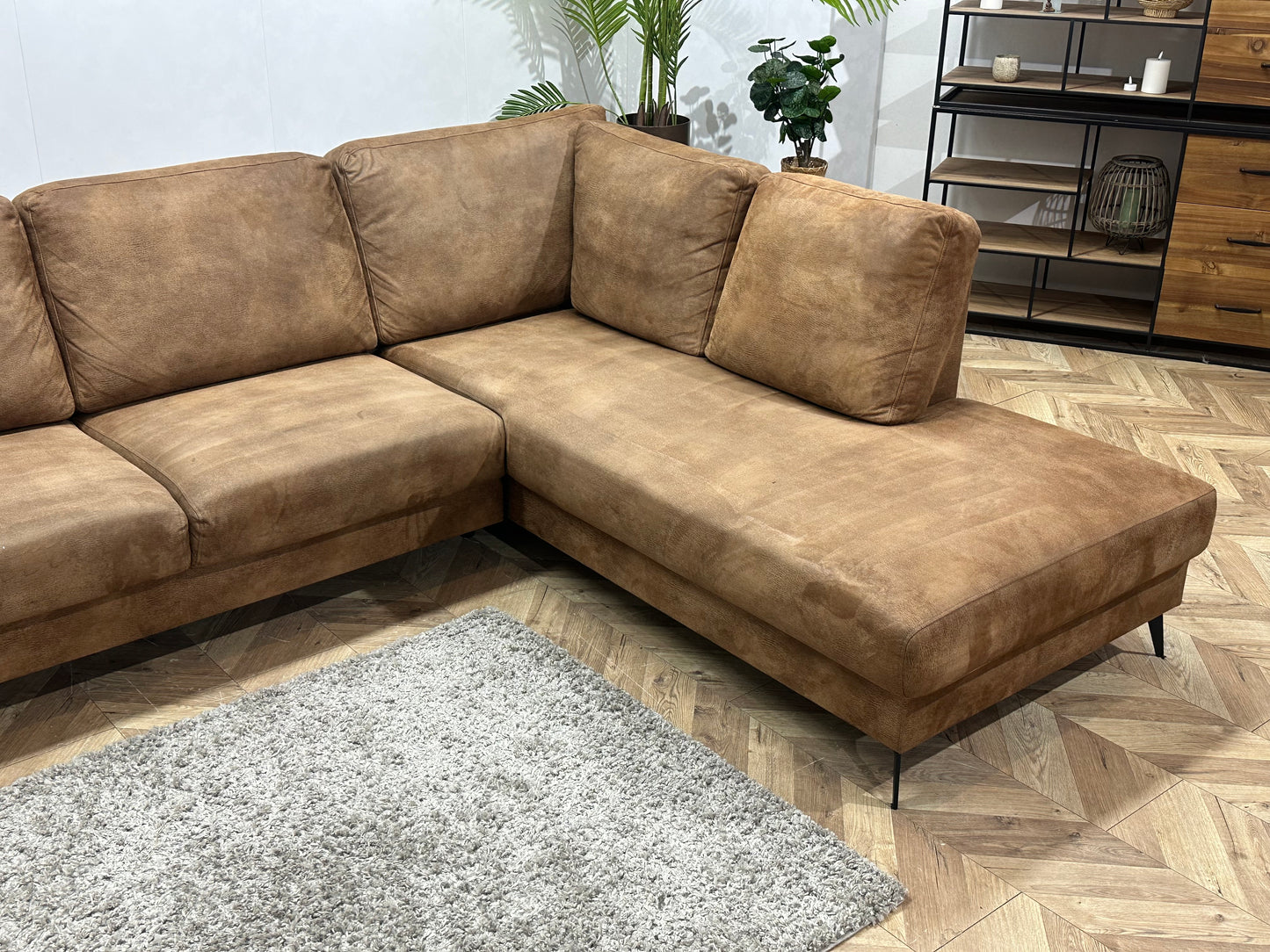 Cognac Bruine Suède Stoffen Hoekbank ~ Losse Rugkussens Met Afneembare Hoezen