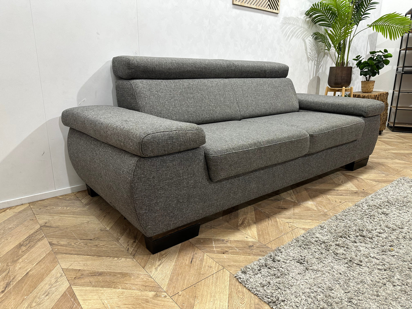 Grijze 2.5-Zits Bank ~ Vaste Kussens Met Verstelbare Arm/Hoofdleuningen