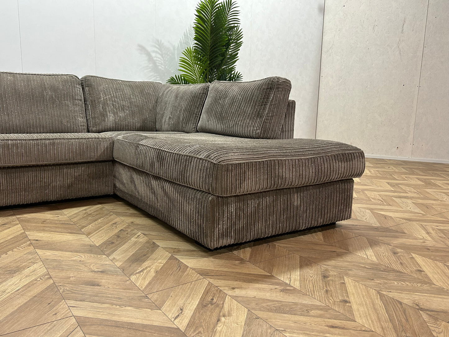Taupe Ribstof Hoekbank ~ Losse Kussens Met Afneembare Hoezen