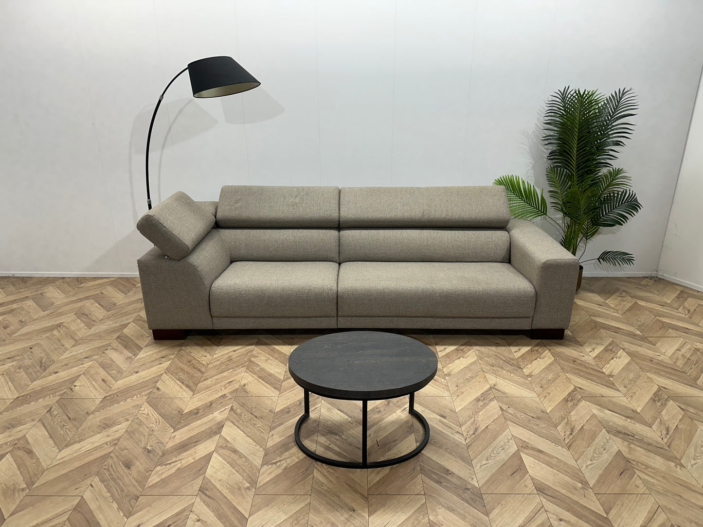 Goossens Licht Grijze 3-Zits Bank ~ Verstelbare Hoofdsteunen