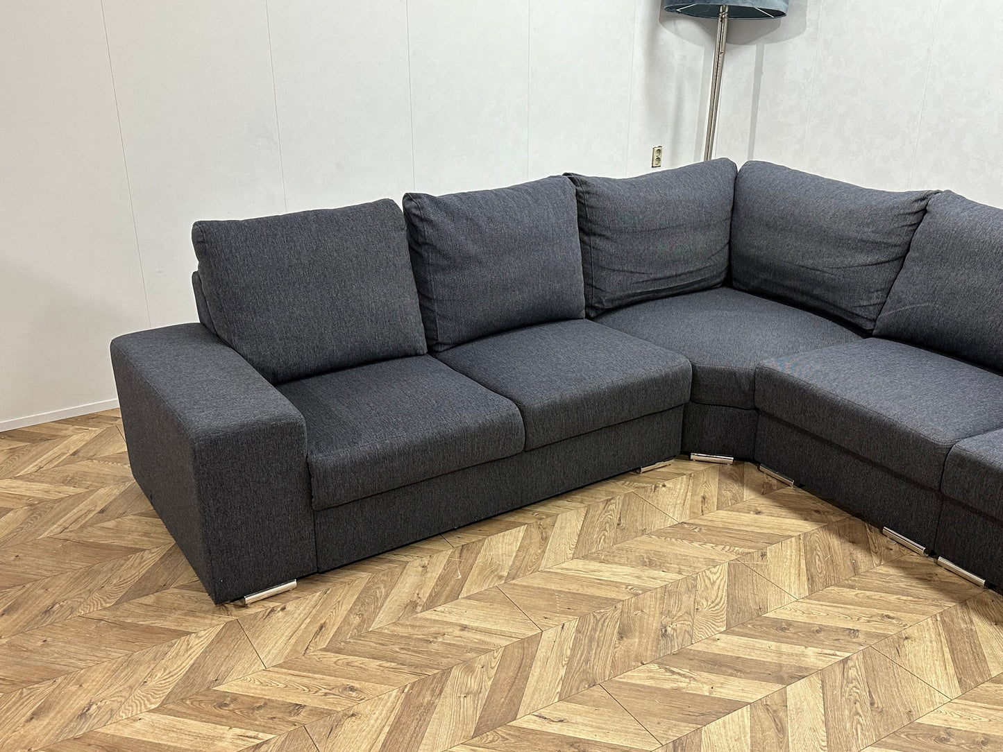 Grijze Ruime Hoekbank ~ Losse Rugkussens Met Afneembare Hoezen