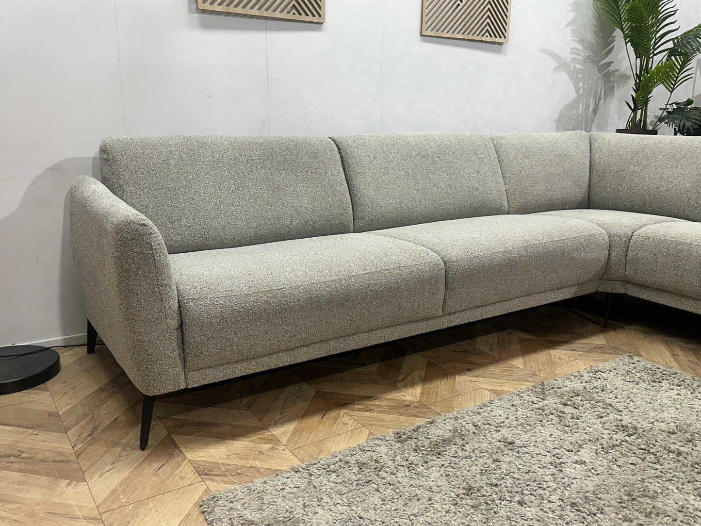 Licht Grijze Bouclé Stoffen Hoekbank ~ Vaste Kussens