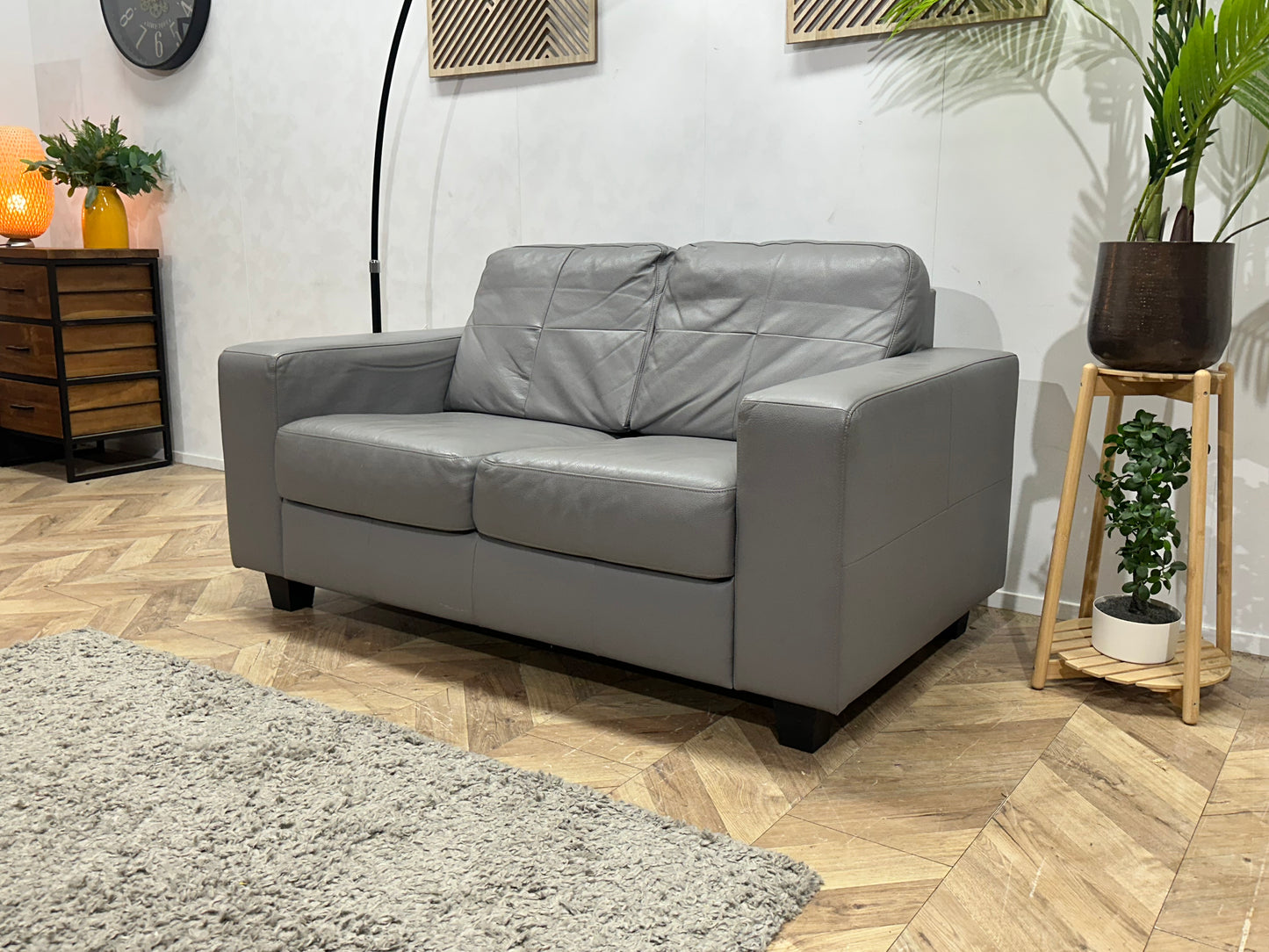 Grijze Leather Look 2-Zits Bank ~ Vaste Kussens