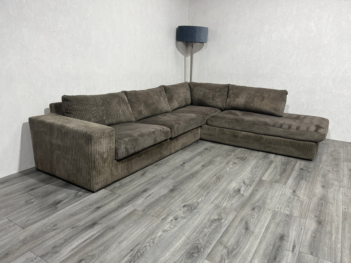 Ruime Taupe Ribstof Hoekbank