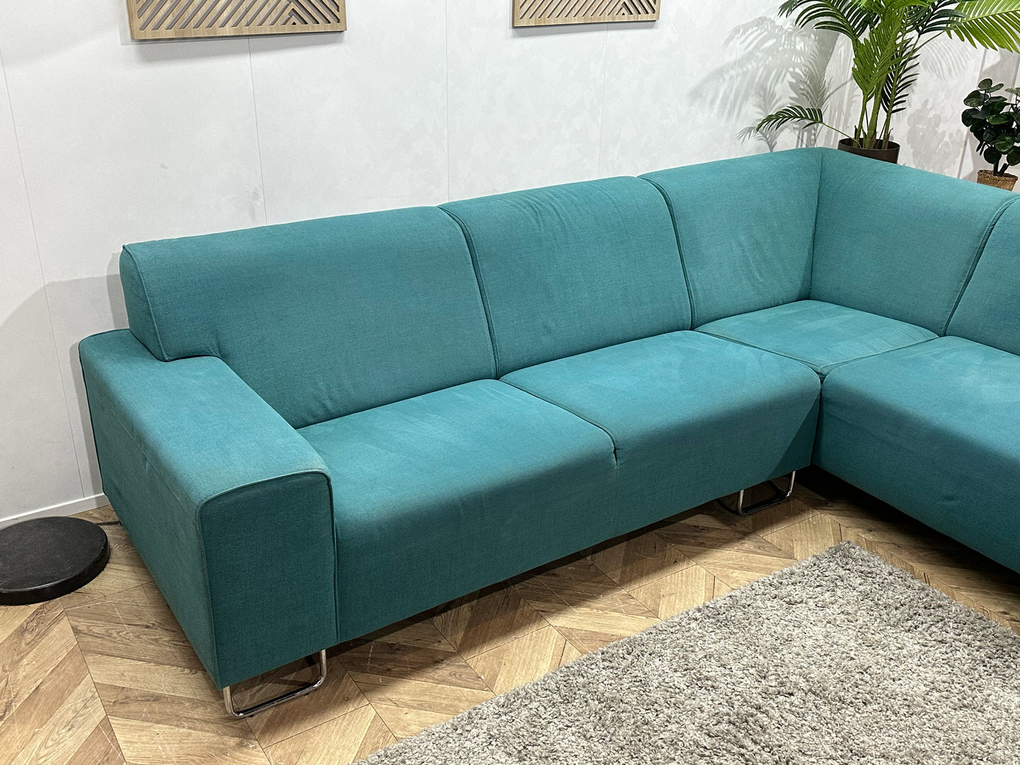 Licht Blauwe Suède Stoffen Hoekbank ~ Vaste Kussens