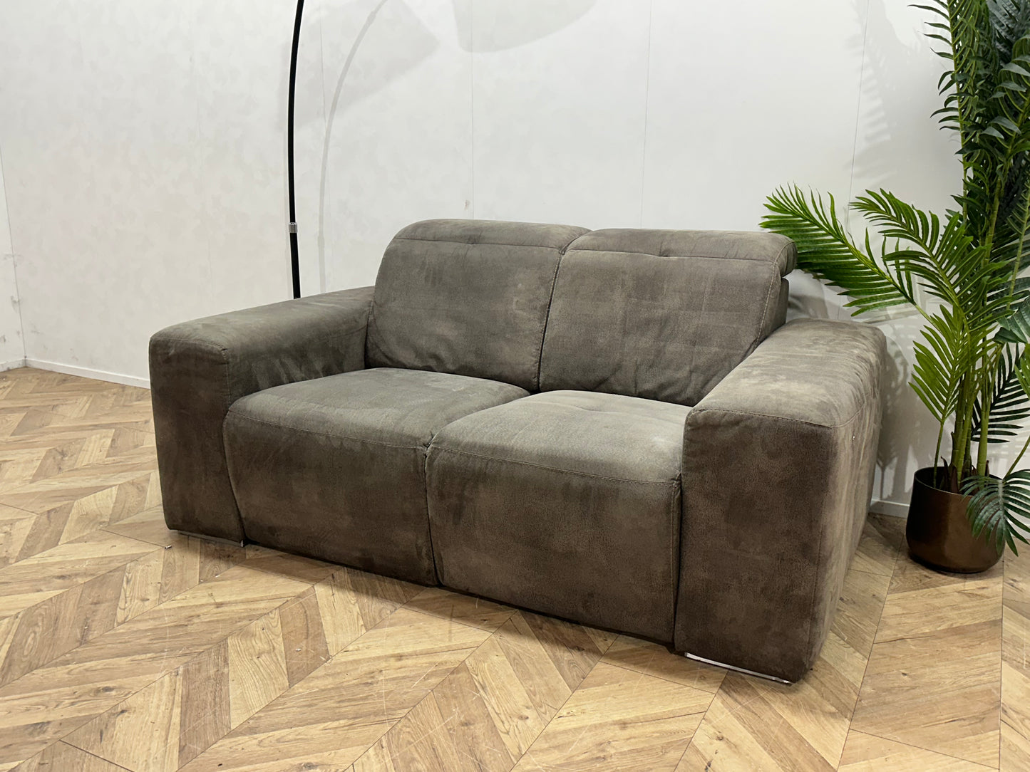 Bruin/Grijze Suède Stoffen 2-Zits Bank ~ Relaxfunctie ~ Verstelbare Hoofdsteunen