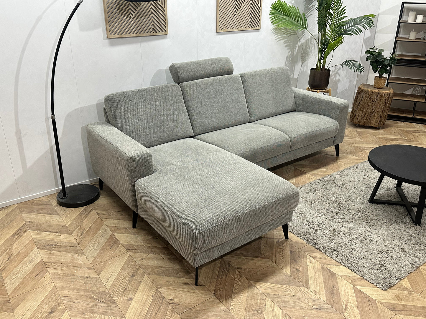 Licht Grijze Suede Stoffen Hoekbank ~ Losse Rugkussens Met Afneembare Hoezen