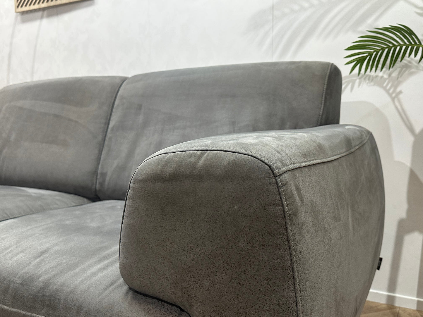 H&H Grijze Suède Stoffen 2.5-Zits Bank ~ Nieuwstaat