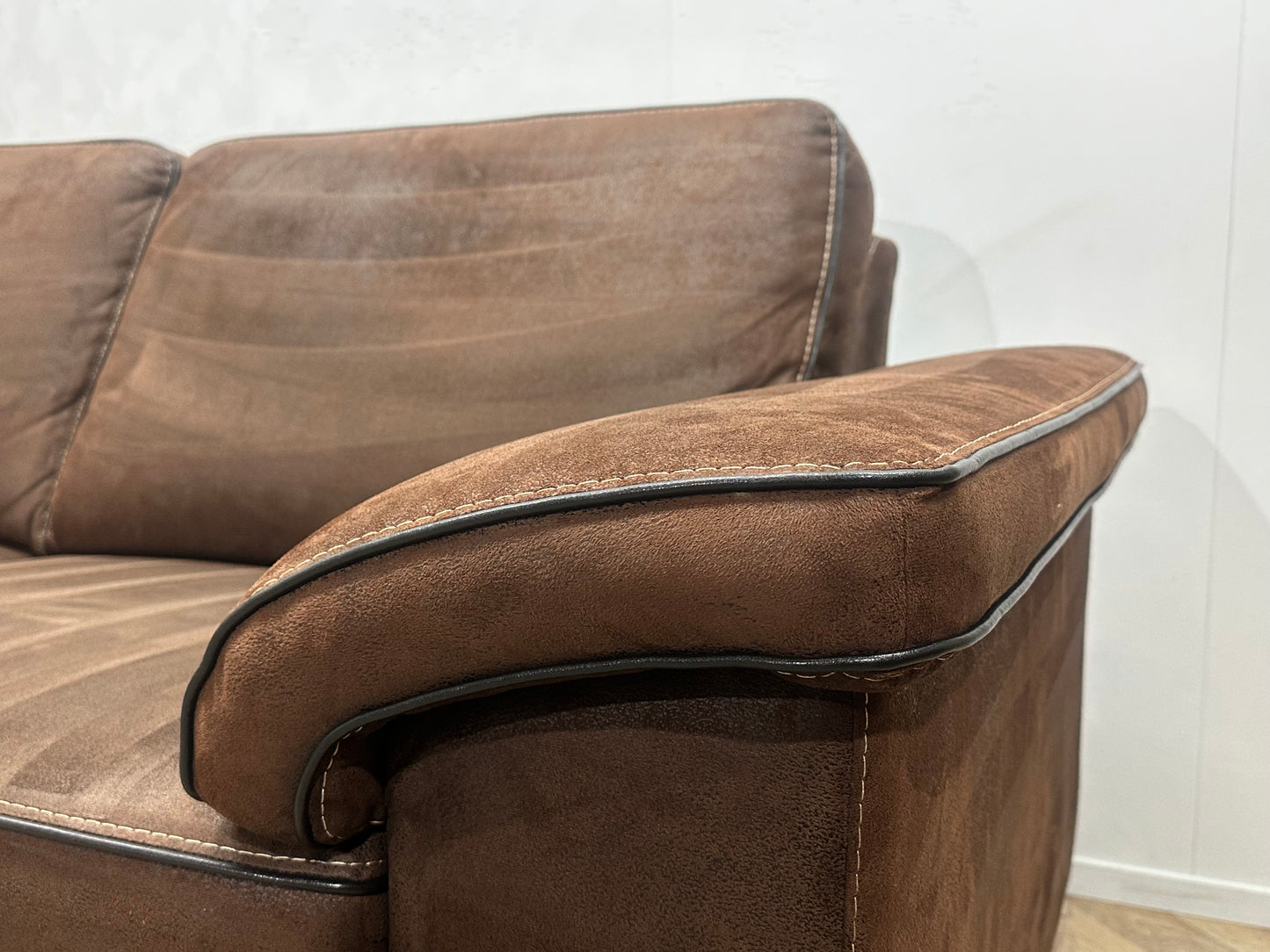 Bruine Suède Stoffen Banken Set Inc Hocker ~ Vaste Kussens