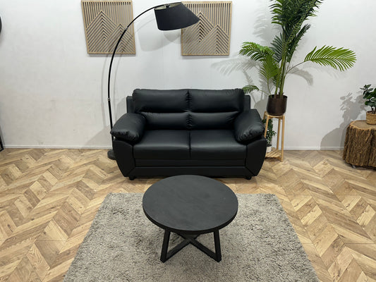 Zwarte Leather Look 2-Zits Bank ~ Vaste Kussens